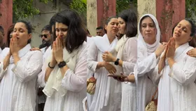 पिता के अंतिम संस्कार में बेसुध होकर गिरती दिखीं मनारा, छोटी बहन मिताली ने इस तरह संभाला